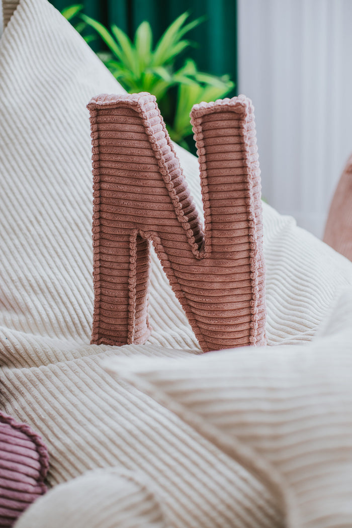 Buchstabenkissen aus Cord für Kinder