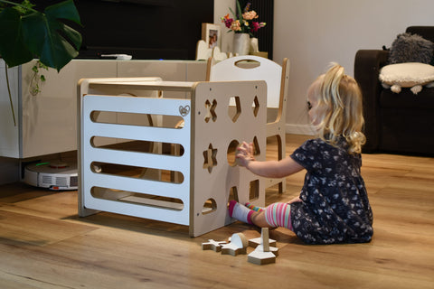 Montessori-Spielwürfel-Set mit Kinderstuhl