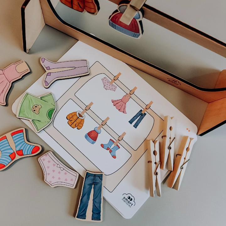 Wooden sequencing puzzle with clothes pegs — Hanging laundry with cards