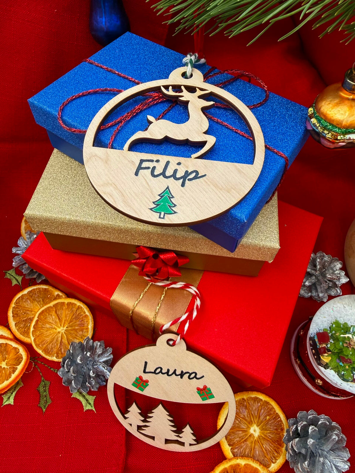 Personalisierter Weihnachtsanhänger aus Holz mit Namen
