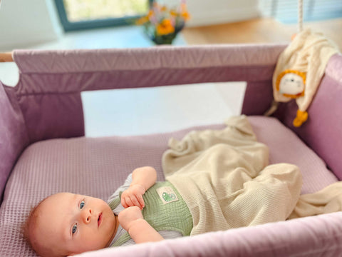 Hanging baby cradle — heather