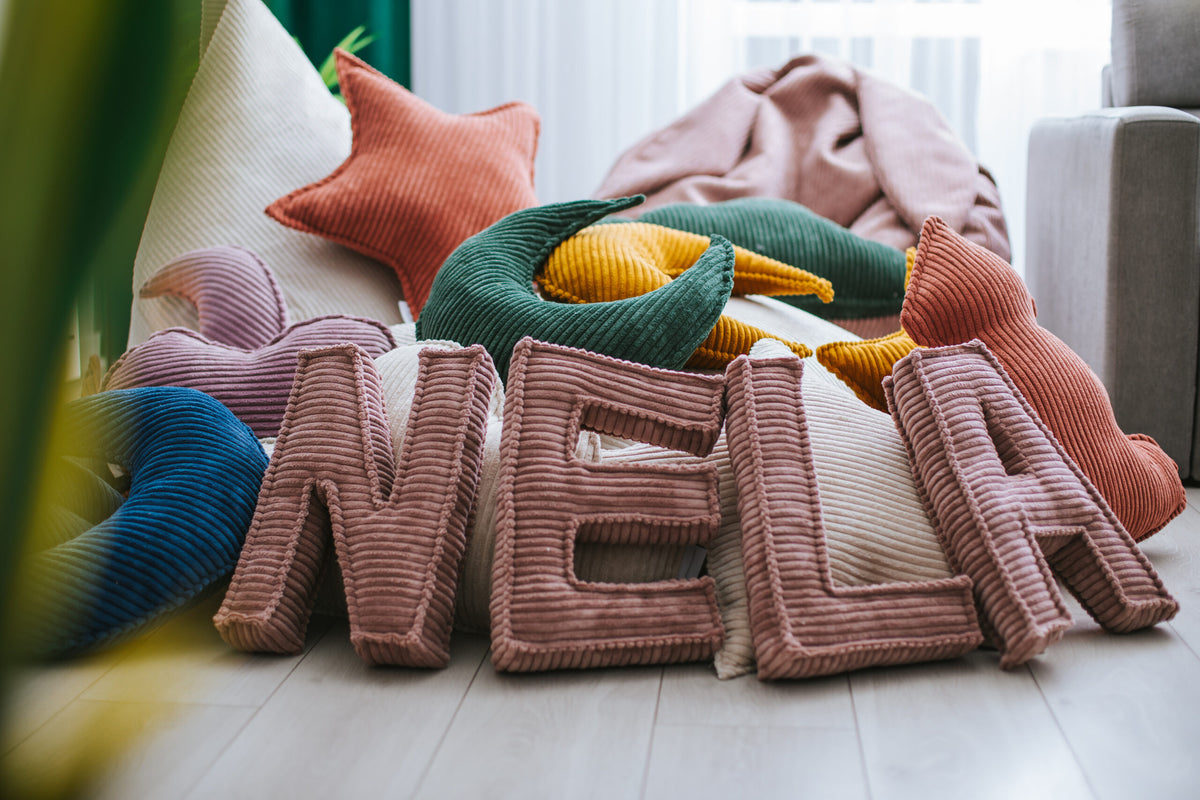 Buchstabenkissen aus Cord für Kinder